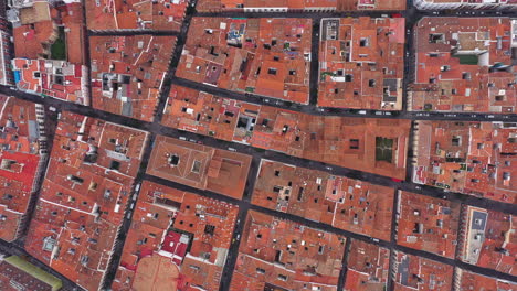 Ziegeldach-Der-Straßen-Im-Stadtzentrum-Von-Madrid,-Spanien,-Luftaufnahme-Von-Oben,-Abstrakt